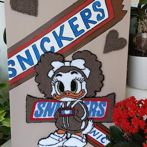 Arte mural con dibujos de Snickers y aguja perforadora – Decoración hecha a mano para amantes del chocolate – Arte retro de fibra bordada – Textil con adorable patita