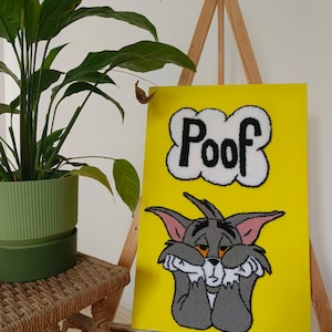 Arte de parede Punch Needle Tom – Bordado de desenho animado feito à mão – Arte em fibra com texto Poof – Engraçado e nostálgico tecido para pendurar na parede