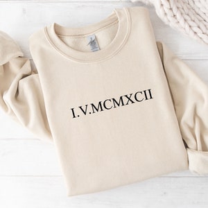 Sweat à capuche personnalisé avec chiffres romains, cadeau pour couple, sweat à capuche personnalisé assorti date d'anniversaire pour fiançailles, cadeaux de mariage, cadeau en coton Sand Sweatshirt