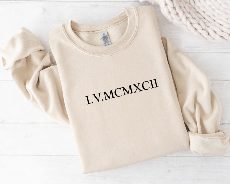 Sweat à capuche personnalisé avec chiffres romains, cadeau pour couple, sweat à capuche personnalisé assorti date d'anniversaire pour fiançailles, cadeaux de mariage, cadeau en coton Sand Sweatshirt