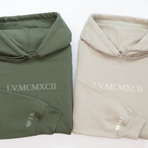 Sweat à capuche personnalisé avec chiffres romains, cadeau pour couple, sweat à capuche personnalisé assorti date d'anniversaire pour fiançailles, cadeaux de mariage, cadeau en coton image 1