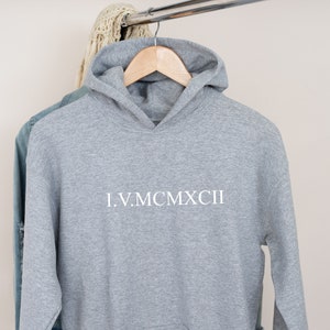 Sweat à capuche personnalisé avec chiffres romains, cadeau pour couple, sweat à capuche personnalisé assorti date d'anniversaire pour fiançailles, cadeaux de mariage, cadeau en coton Sports Grey Hoodie