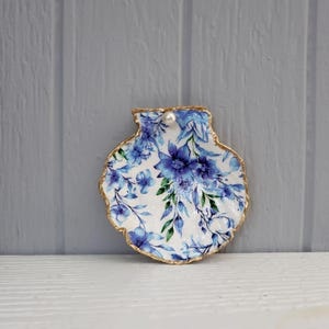 Coastal Elegance: Handmade Scallop Shell Ring Dish with Floral Decoupage, Shell Art Coastal Home Decor, Beach Gift Wedding Nautical Gift