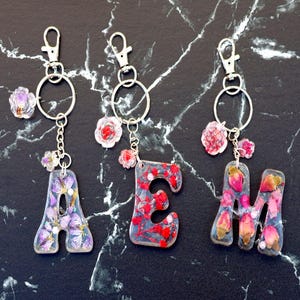 Llavero de resina con flores prensadas hecho a mano, llavero con inicial personalizado, llavero floral personalizado, regalo para ella, llavero con flor de agradecimiento.