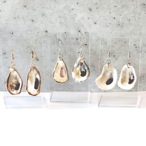 Pendientes colgantes de concha de ostra auténtica: Joyería para bodas en la playa, opciones doradas.