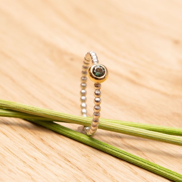 Bague boule en argent avec un saphir vert dans une monture en or jaune de l'atelier d'orfèvrerie Stephanie Henzler, Nürtingen