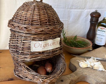 Vintage Zwiebelkorb aus Weide im Antikstil, Korbflechterei, Schalottenspender, freistehender Korb, französischer Landhausstil für die Küche. Keine Einfuhrgebühren für die USA.