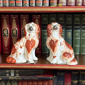 Een Paar Staffordshire Hondjes Van Meerkleurig Aardewerk. – N