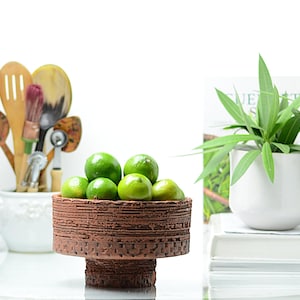 Brutalistische terracotta schaal – elegantie en authenticiteit