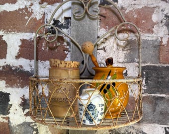 Mensola a muro vintage in ferro con cestini e patina effetto invecchiato, 40x43 cm | Stile country chic e tradizione provenzale - Cucina, bagno, ingresso, serra. Prezzo trattabile.