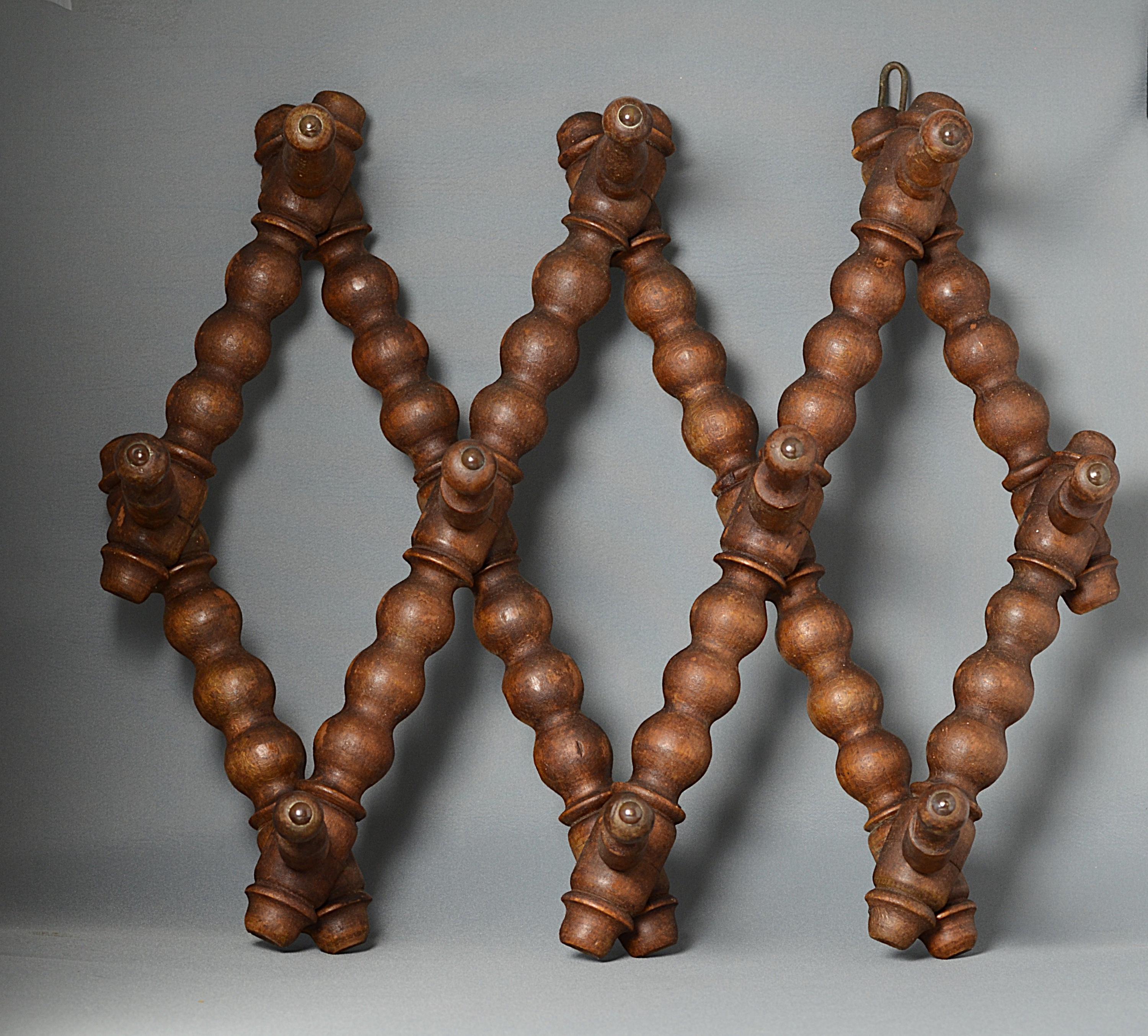 アンティークの木製壁掛けフック - 1900年頃の本物のフランスの魅力