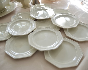 Beautiful bread or dessert plate in fine Montereau cream earthenware from the 19th century