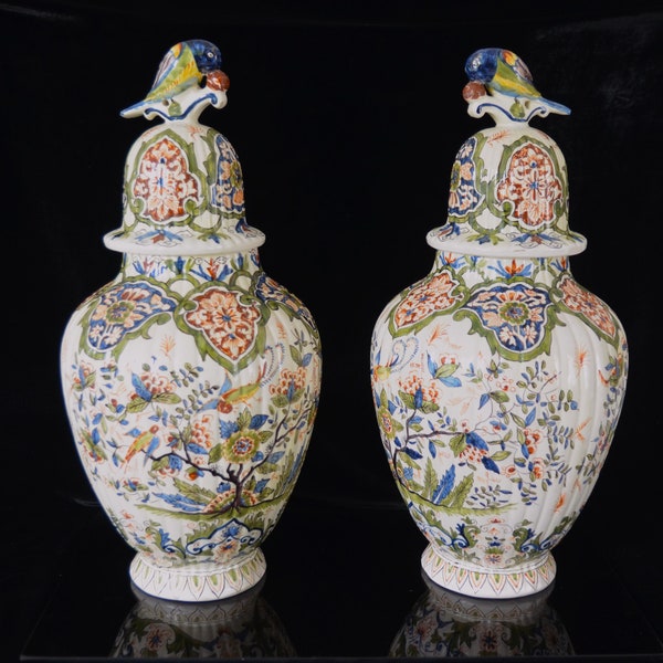 Paire de grandes pots godronés style Delft,prises oiseaux en faience de Dévres signés Fourmaintraux