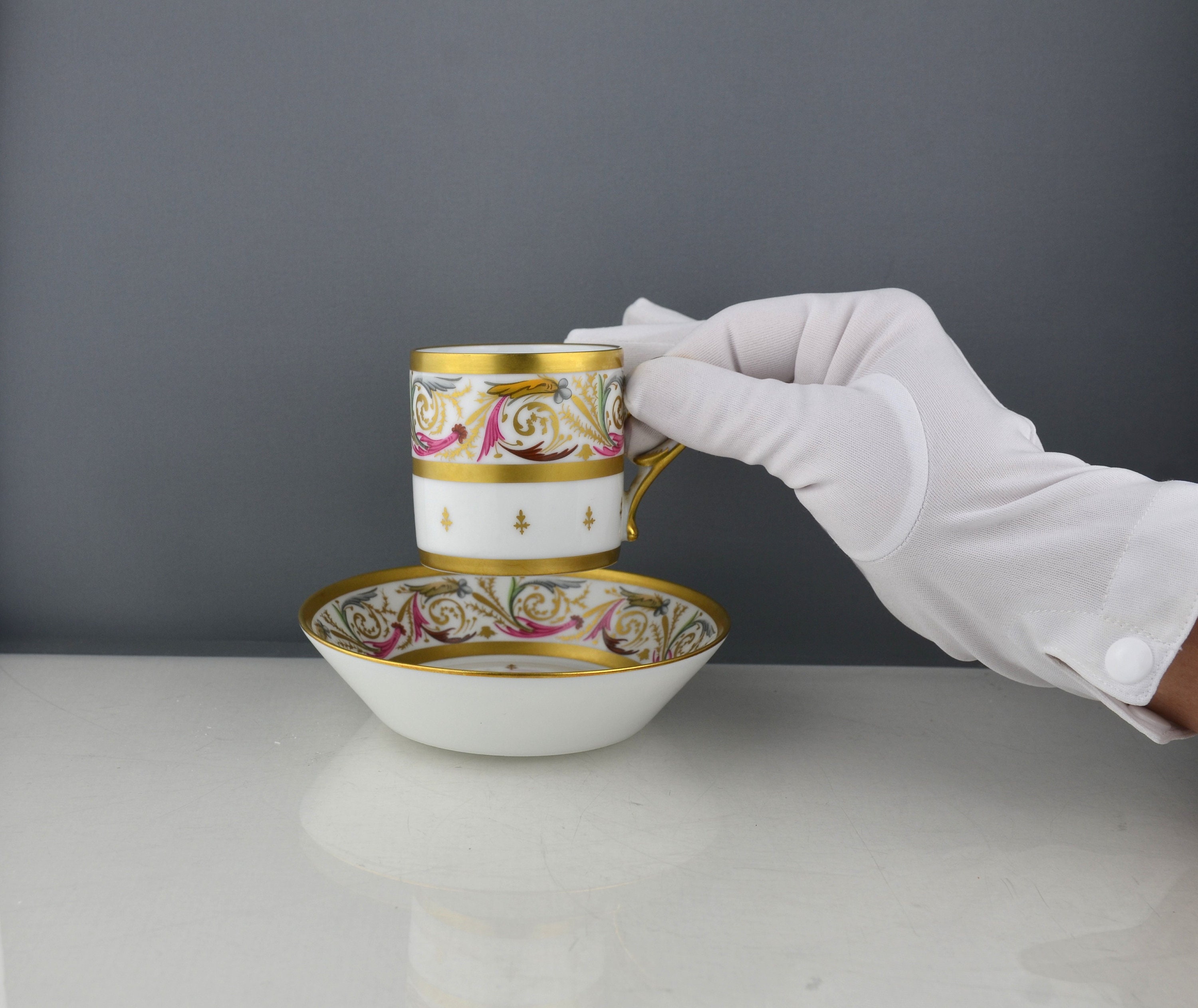 Tasse Ancienne Manufacture Royale de Limoges décor historique