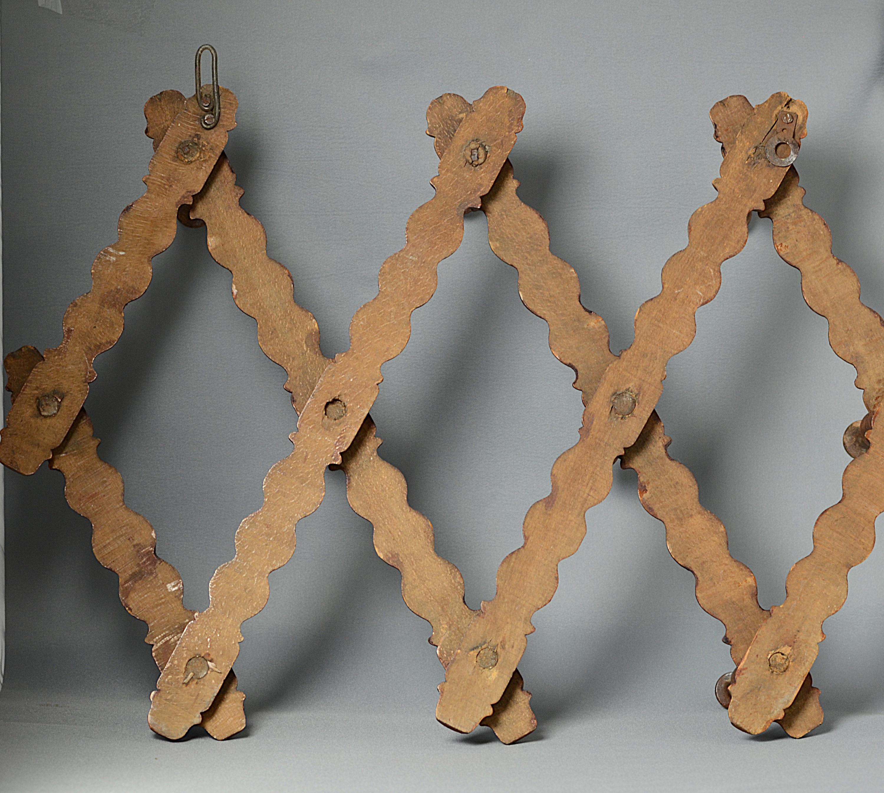 アンティークの木製壁掛けフック - 1900年頃の本物のフランスの魅力