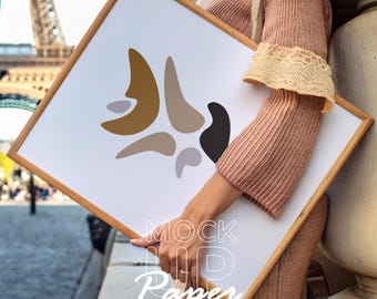 Mockup kunstwerklijst: vrouw met poster, thema Frankrijk (PSD)