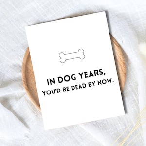 Biglietto di auguri di compleanno "In anni da cane sei morto" divertente per 40, 50, 60, 70 e 80 anni. Biglietto di auguri di compleanno divertente per papà, mamma, figlio, marito, moglie, fidanzato, nonno.