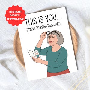 Puede incluir: Una tarjeta de felicitación blanca con el texto "THIS IS YOU... TRYING TO READ THIS CARD" presenta una ilustración de una mujer entrecerrando los ojos mientras sostiene una tarjeta pequeña. Una pegatina roja en la esquina superior izquierda dice "DESCARGA DIGITAL INSTANTÁNEA".