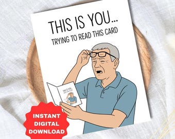 Könnte beinhalten: Eine humorvolle Grußkarte mit dem Text "THIS IS YOU... TRYING TO READ THIS CARD". Die Karte zeigt eine Illustration eines Mannes, der die Augen zusammenkneift, während er eine kleinere Karte hält. Ein roter Aufkleber mit "INSTANT DIGITAL DOWNLOAD" befindet sich unten links.