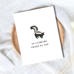 Carte Tellement puante Fier de vous, cadeau amusant pour elle, carte de félicitations amusante, remise des diplômes, bravo, nouvel emploi, promotion, carte d'adieu