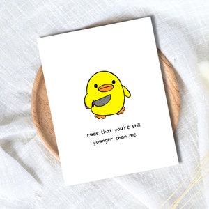 Carte d'anniversaire grossière que vous êtes plus jeune que moi, canard avec un couteau, carte d'anniversaire grossier drôle pour Bestie mari femme petit ami petite amie lui