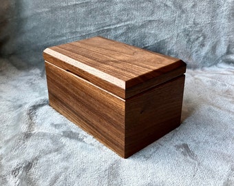 Personalisiertes Abschlussgeschenk, benutzerdefinierte Erinnerungsbox, gravierte Valet Box, individuell gravierte Holzbox, Walnuss-Aufbewahrungsbox, personalisierte Holzkiste