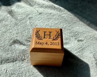 Caja de anillo de madera personalizada, caja de compromiso grabada, soporte de anillo cuadrado, aniversario, caja de anillo de propuesta, caja portadora de anillo, caja de anillo personalizada