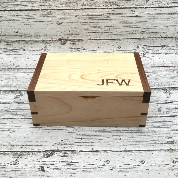 Benutzerdefinierte Scharnierbox aus Holz, Andenkenbox, gravierte Valet-Box, individuell gravierte Holzbox, Walnuss-Andenkenbox, personalisierte Holzbox