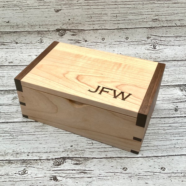 Benutzerdefinierte Scharnierbox aus Holz, personalisierte Gravur-Erinnerungsbox, Nachttischbox, Geschenk für Sie, Geschenk für Ihn, Valet-Box, Frauengeschenk, Männergeschenk