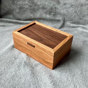 Custom Wood Hinge Box, Engraved Valet Box, Walnut Keepsake Box,  Wood Box, Gift for Mom, Gift for Her, Gift for Him, Gift for Dad