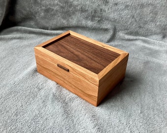 Custom Wood Hinge Box, Engraved Valet Box, Walnut Keepsake Box,  Wood Box, Gift for Mom, Gift for Her, Gift for Him, Gift for Dad