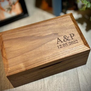 Walnussbox mit Deckel, Geschenk für ihn, personalisierte Walnuss-Aufbewahrungsbox, Hochzeitsgedenkbox, Erinnerungsbox aus Holz, Valet Box, Valet Box