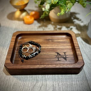 Vassoio portaoggetti in legno personalizzato, vassoio portaoggetti in legno inciso, organizer da scrivania, vassoio in noce, regalo personalizzato, regalo per marito