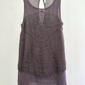 Vestido lencero de gasa con cuentas de Free People, color malva oscuro, talla S/P
