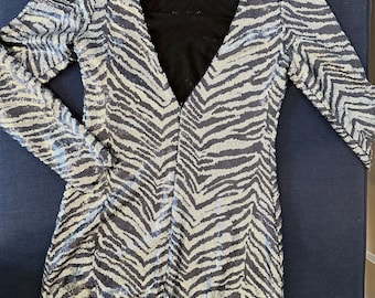 ¡Gran brillo! Minivestido de lentejuelas de Urban Outfitters, talla M
