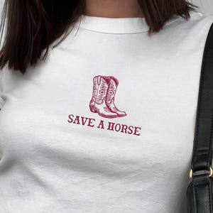 Camiseta infantil "Salva un caballo", camiseta retro campestre, camiseta vaquera, moda rodeo, camiseta de vaquera, camiseta estética Y2K, conjunto de chica campestre, estilo vaquera