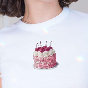 Camiseta con estampado de pastel de cereza rosa, diseño de pastel de cereza rosa y rojo, camisa de mujer moderna, top de moda coqueta, estilo veraniego, camiseta corta Y2K