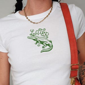 Later Gator Vintage 90er Jahre Y2K Baby T-Shirt, Grafik Alligator Druck, Retro-Stil Cropped T-Shirt, Funky Fashion Statement Shirt, trendige Kleidung Bild 1