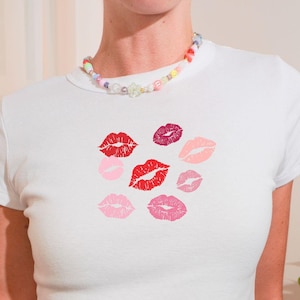 Lipstick Kisses Graphic Baby Tee: Y2K Coquette Crop Top