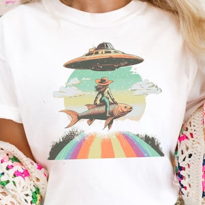 T-shirt Cowgirl Riding Fish Comfort Colors: retro western T-shirt met print