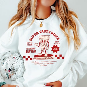 Bluza z nadrukiem retro pizza, bluza z grafiką retro 80s DISTRESSED, koszula z nostalgią inspirowana stylem vintage z lat 80., sweter z motywem kulinarnym, koszulka z maskotką