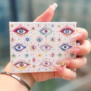 Tarjetero y llavero de cuero blanco con diseño de ojo malvado, regalos de moda para ella, regalos para chicas, regalos geniales con estética coqueta.