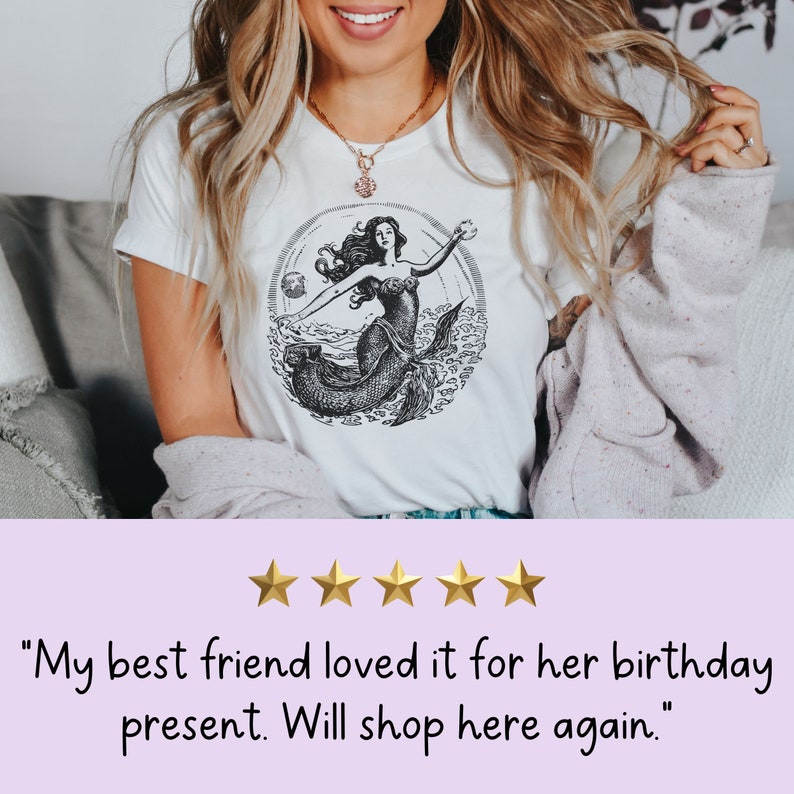 Puede incluir: Camiseta blanca con una ilustraci&oacute;n en blanco y negro de una sirena en un c&iacute;rculo. La sirena est&aacute; sosteniendo una concha. El texto "My best friend loved it for her birthday present. Will shop here again." est&aacute; debajo de la imagen.