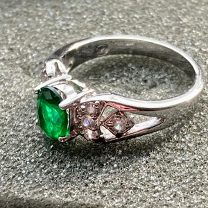 Anillo de moda de talla 7, chapado en platino con "esmeralda" y cristal (bisutería, talla ovalada).