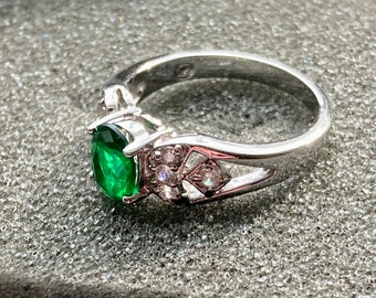 Size 7 "emerald" and crystal platinum-plated fashion ring (costume jewelry, oval cut)
