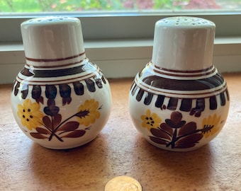 Handpainted salt and pepper shakers (cream, brown, yellow, flower pattern T-630, made in USA) 3"H x 2.5"W