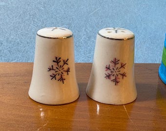 Tiny snowflake salt and pepper shakers (porcelain, white and pink/purple, Japan)