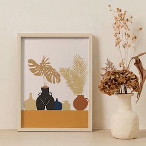 Puede incluir: Una impresión enmarcada de un bodegón con un jarrón negro con una planta marrón, un jarrón marrón con una planta verde, un jarrón azul con una planta verde y un jarrón marrón con una planta marrón. El fondo es de color naranja claro.