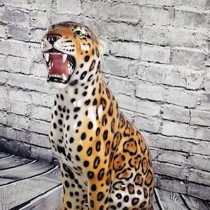 Estatueta artística de jaguar sentado em cerâmica, aproximadamente 86 cm.