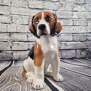 Beagle Puppy Dog Figura de cerâmica artística sentada aprox. 30 cm NOVO